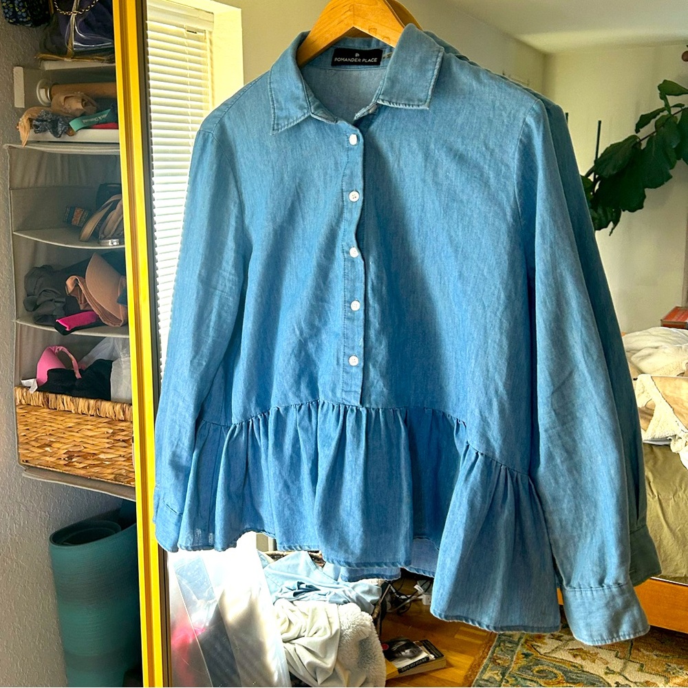 Tuckernuck chambray peplum top. Size medium.